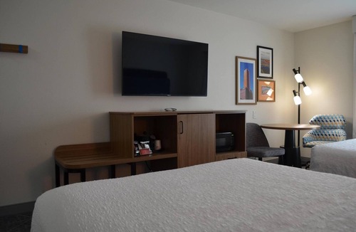Tomball Hotel | Great Relaxing Stay! Outdoor Pool, Free Breakfast, Onsite Parking!