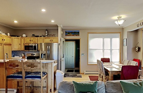 Wildernest House | Great townhome w/private hot tub with 2 living areas.