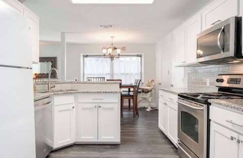 Bedford House | Green Belt cul-de-sac with hiking trail in the heart of the city. 5 Miles -DFW