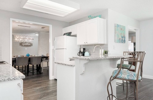 Bedford House | Green Belt cul-de-sac with hiking trail in the heart of the city. 5 Miles -DFW