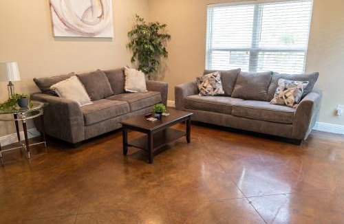 Kreole Apartment | Ground Floor, 3BR Sleeps 8, Near Ingalls and Chevron -F-