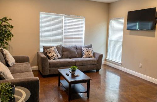 Kreole Apartment | Ground Floor, 3BR Sleeps 8, Near Ingalls and Chevron -F-