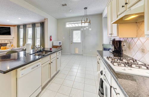 South Arlington House | Group-Friendly Grand Prairie Home w/Perks!