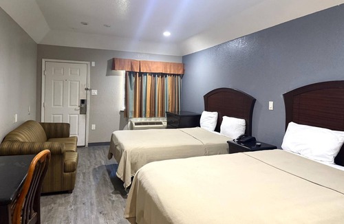 Greater Greenspoint Hotel | Group-Friendly Unit Near George Bush Airport - 6.8 mi | Free Parking & Breakfast
