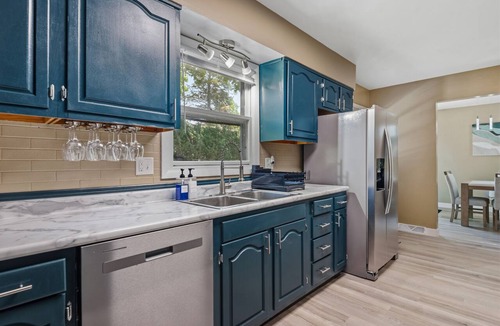 Springfield House | Group Getaway 5BR/2BA Lake Springfield Sleeps 14 Fire Pit & BBQ