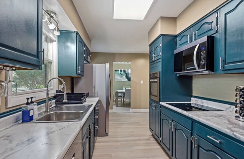 Springfield House | Group Getaway 5BR/2BA Lake Springfield Sleeps 14 Fire Pit & BBQ