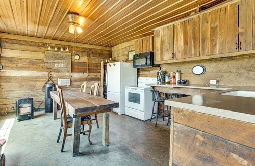 Frederick Cabin | Group Getaway in Historic Barn: 2 Mi to Rushville