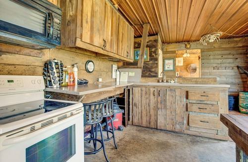 Frederick Cabin | Group Getaway in Historic Barn: 2 Mi to Rushville