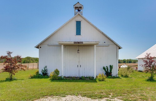 Frederick Cabin | Group Getaway in Historic Barn: 2 Mi to Rushville