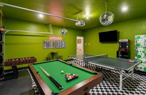 South Arlington House | Group Stay I 10minAT&T stadium+ Movie Room+ Game Room + Pet Friendly I Sleeps 12