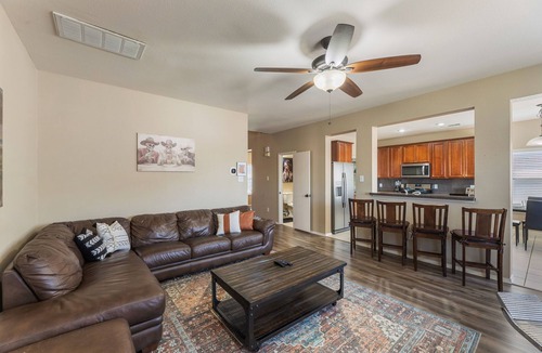 South Arlington House | Group Stay I 10minAT&T stadium+ Movie Room+ Game Room + Pet Friendly I Sleeps 12