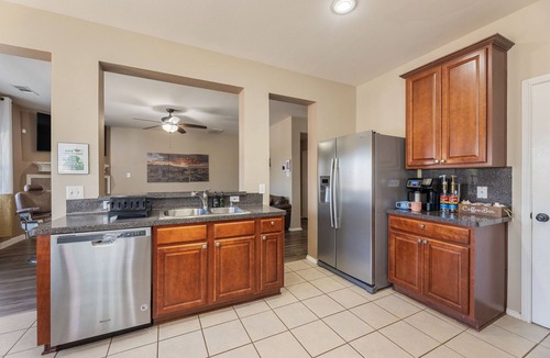South Arlington House | Group Stay I 10minAT&T stadium+ Movie Room+ Game Room + Pet Friendly I Sleeps 12