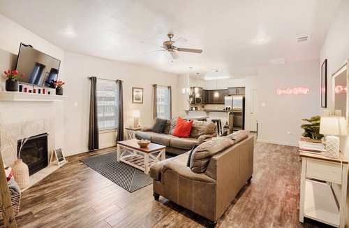 North Overton House | Guns Up Getaway N. Overton. Spacious 3-3 with optional studio. Walk to campus.