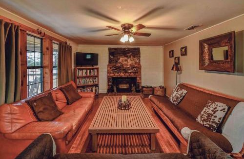 Glen Rose House | Habari 5BR Ranch House near Fossil Rim Cowboy Pool