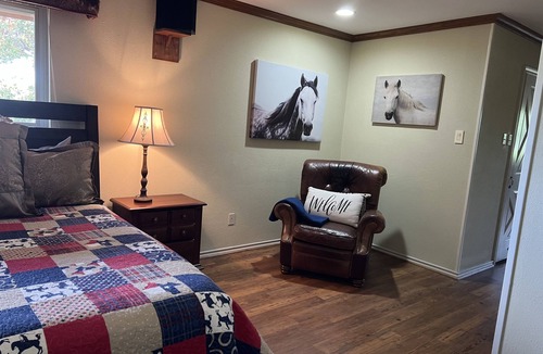 Keller Resort | Hallelujah Hideout Urban Oasis~Sparkling Pool and Hot Tub