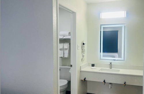North San Antonio - SAT Hotel | Hallmark Inn & Suites Newly Renovated Rooms San Antonio Northeast