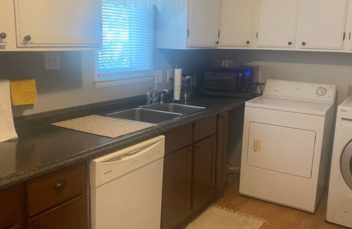 Hutchinson House | Halsey Home - Charming 2-bedroom house with AC, Wi-Fi in welcoming Hutchinson