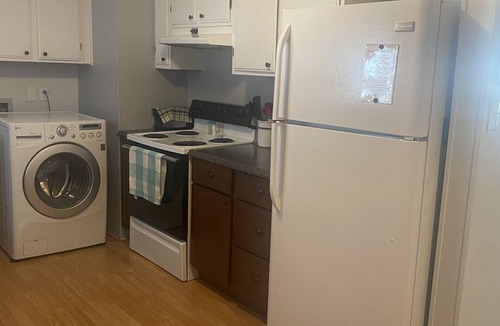Hutchinson House | Halsey Home - Charming 2-bedroom house with AC, Wi-Fi in welcoming Hutchinson