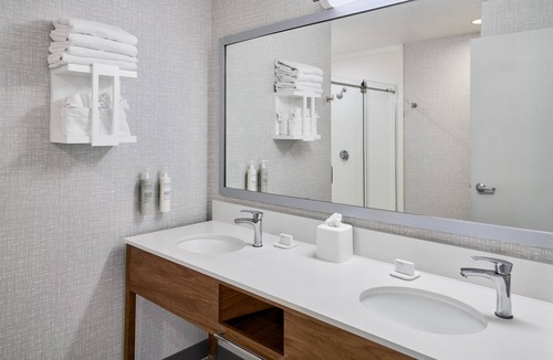 I-435 West KC-KS Hotel | Hampton Inn Kansas City The Legends