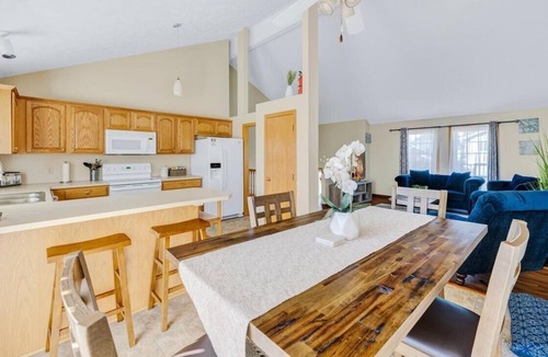 North Central Omaha House | Hanover. 4BR Home w/large backyard