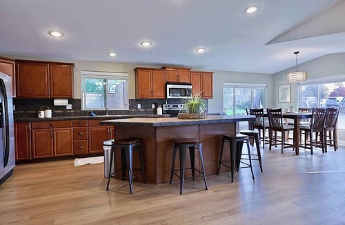 Ellensburg House | Happy's Hollow, Sleep's 17, Downtown w/Hot Tub!