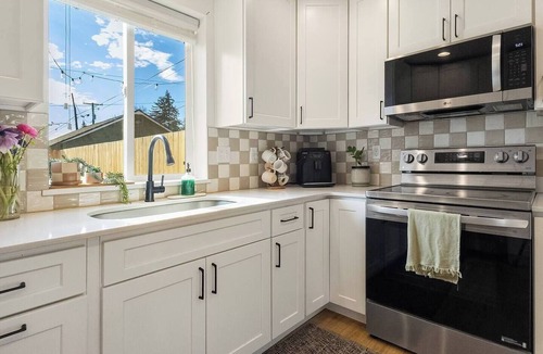 Ellensburg House | Happy's Hollow, Sleep's 17, Downtown w/Hot Tub!