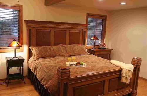 Freeland House | Harbor Chalet Waterfront Home Overlooks Holmes Harbor!