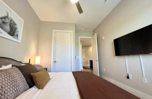 Golden Apartment | Heart of Gold-en - Walk Everywhere -Close to Red Rocks