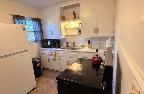 Wichita Falls House | 🏡 Heart of Wichita – 3BR/2BA ✨ Sleeps 6 comfortably! Features 3 queen bedrooms, 2 full bathrooms, a spacious living area, and a clean, cozy design—perfect for families, groups, or extended stays.
