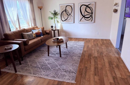 Wichita Falls House | 🏡 Heart of Wichita – 3BR/2BA ✨ Sleeps 6 comfortably! Features 3 queen bedrooms, 2 full bathrooms, a spacious living area, and a clean, cozy design—perfect for families, groups, or extended stays.