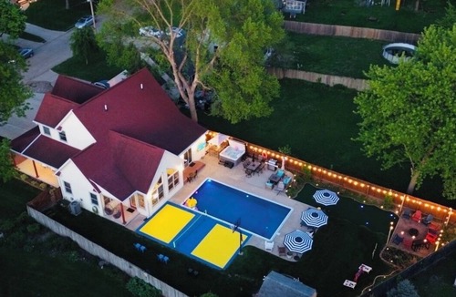 Greater South Side House | Heated Pool Hot Tub PicklebalMovieTheaterPoolTable GameR Golf