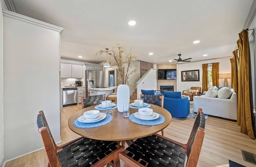 Mid America House | Heated Pool! Mini Golf! Hot Tub! Lakefront!