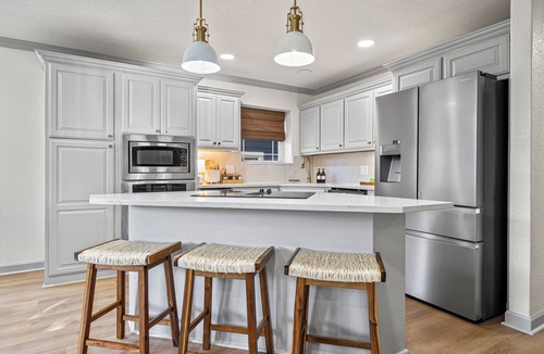 Mid America House | Heated Pool! Mini Golf! Hot Tub! Lakefront!