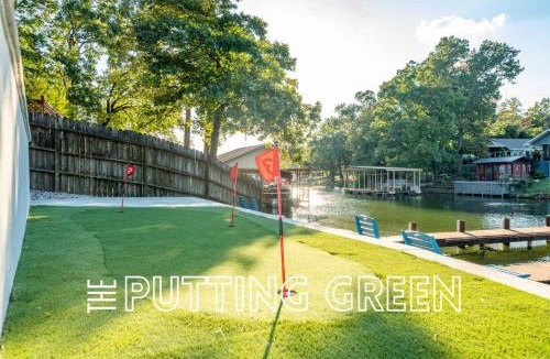 Mid America House | Heated Pool | Mini Golf | Hot Tub | Lakefront