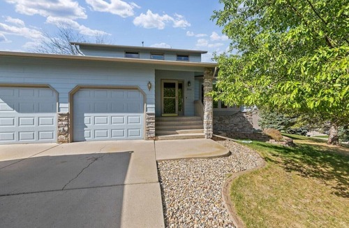 Rapid City House | Heated pool, views, chef`s kitchen, 3 levels