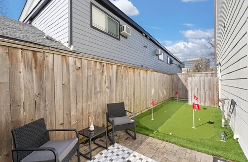 Shady Acres House | Heights 3BR with Putting Green, Parking & Walkable Spots. Pet-Friendly. Balcony