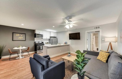 Old East Dallas Apartment | Hello Gorgeous Flat near Downtown!