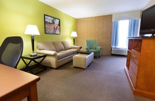 Sugar Land Hotel | Heritage Inn Suites Houston Sugar Land, Trademark by Wyndham