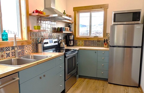 Salmon Apartment | Heron House - spacious one bedroom guest apartment in Salmon.