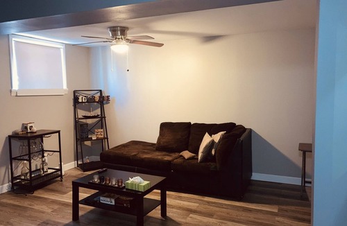 Overland Apartment | HIDDEN GEM! 7 MINS TO AIRPORT W/PRIVATE ENTRANCE
