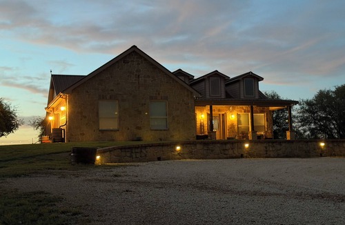 Burkett House | Hidden Gem: Private 3BR Retreat in Cross Plains