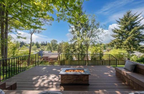Riverview House | High Point Guesthouse - Next to Seattle Chinese Garden