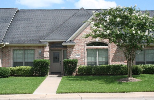 Wellborn House | High Style Accommodations With Peaceful Patio!
