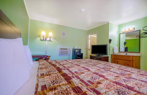 Macon Hotel | Highway Haven | Clean, Cozy Rooms | Free Breakfast & Parking Included