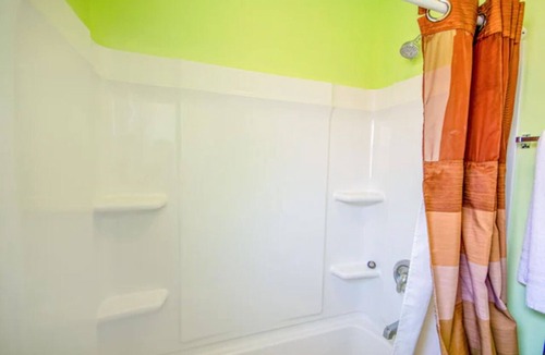 Macon Hotel | Highway Haven | Clean, Cozy Rooms | Free Breakfast & Parking Included