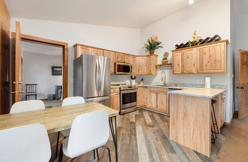 Estes Park Condo | Hillside Mountain Retreat Fireplace Near RMNP