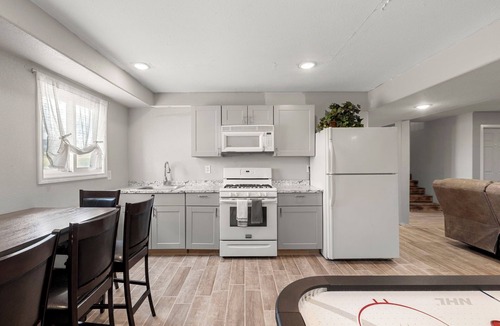 Calhan House | Hilltop Ranch Style Home with Gorgeous View for Big Groups, Retreats, Events OK