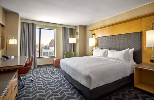 Downtown Des Moines Hotel | Hilton Des Moines Downtown