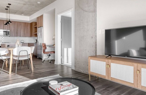 Golden Triangle Apartment | Hip Golden Triangle 2BR w/ Pool, Gym & W/D, next to Park, by Blueground