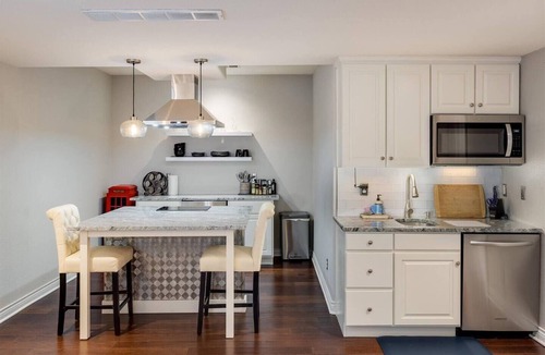 Longmont House | Hip, Upscale Apartment Hot Tub Private Entrance